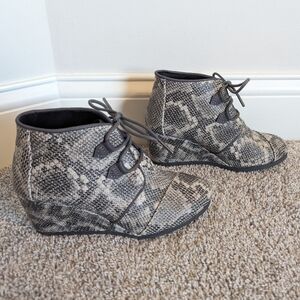 TOMS Kala Grey Snake Print Wedge Bootie sz 6.5